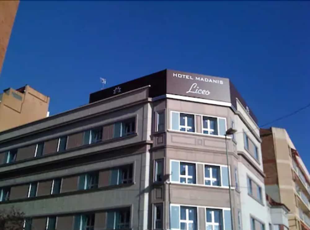 Hotel Madanis Liceo Оспиталет де Лобрегат Екстериор снимка