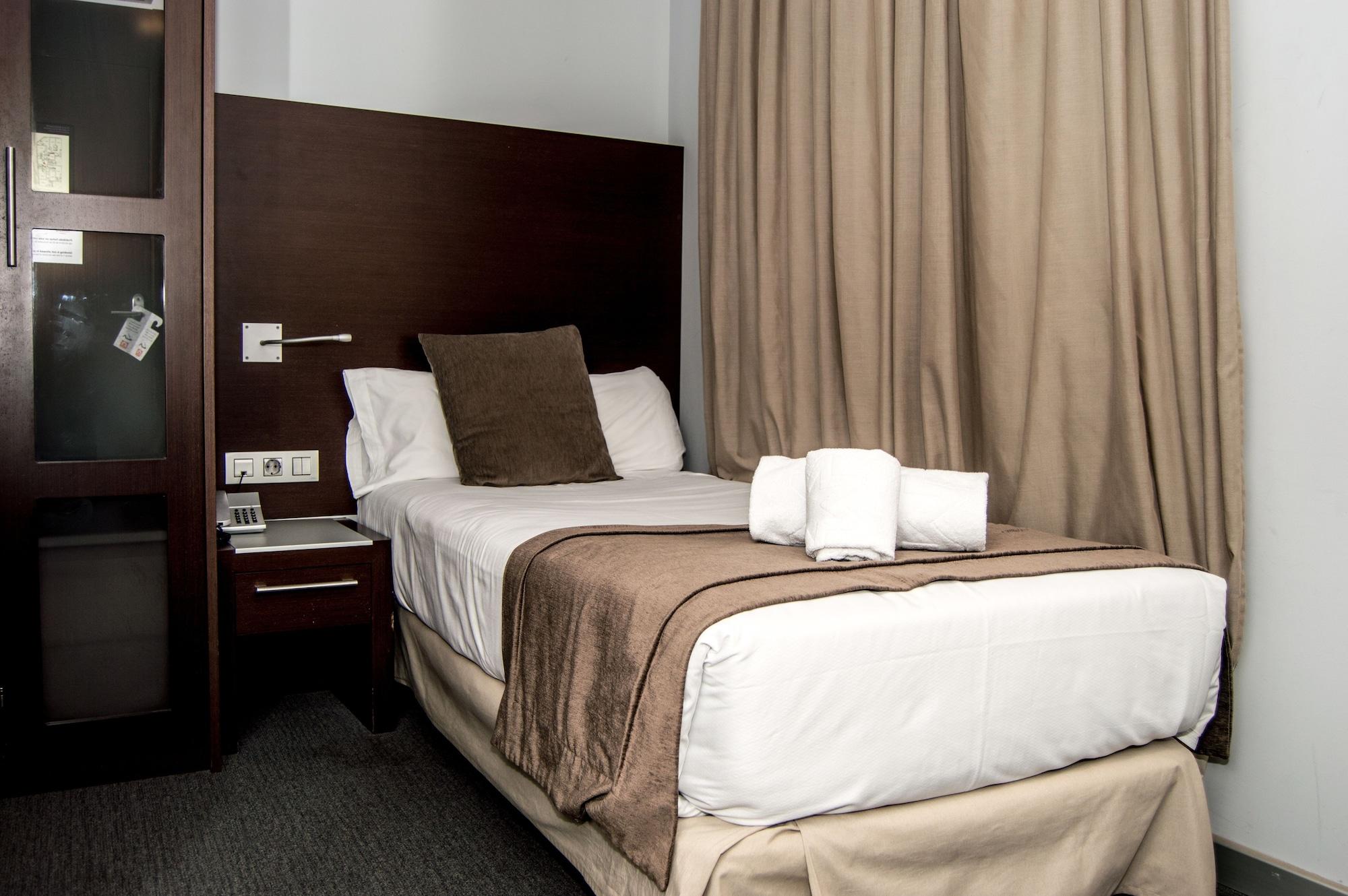 Hotel Madanis Liceo Оспиталет де Лобрегат Екстериор снимка