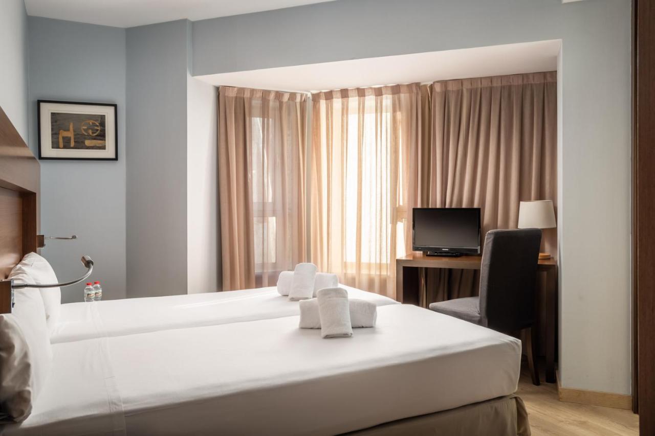 Hotel Madanis Liceo Оспиталет де Лобрегат Екстериор снимка