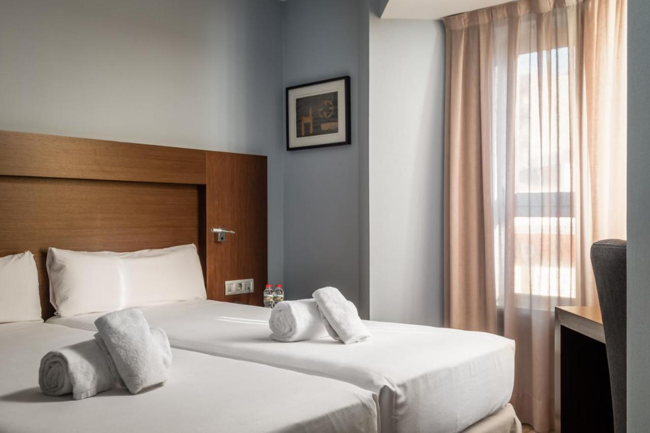 Hotel Madanis Liceo Оспиталет де Лобрегат Екстериор снимка