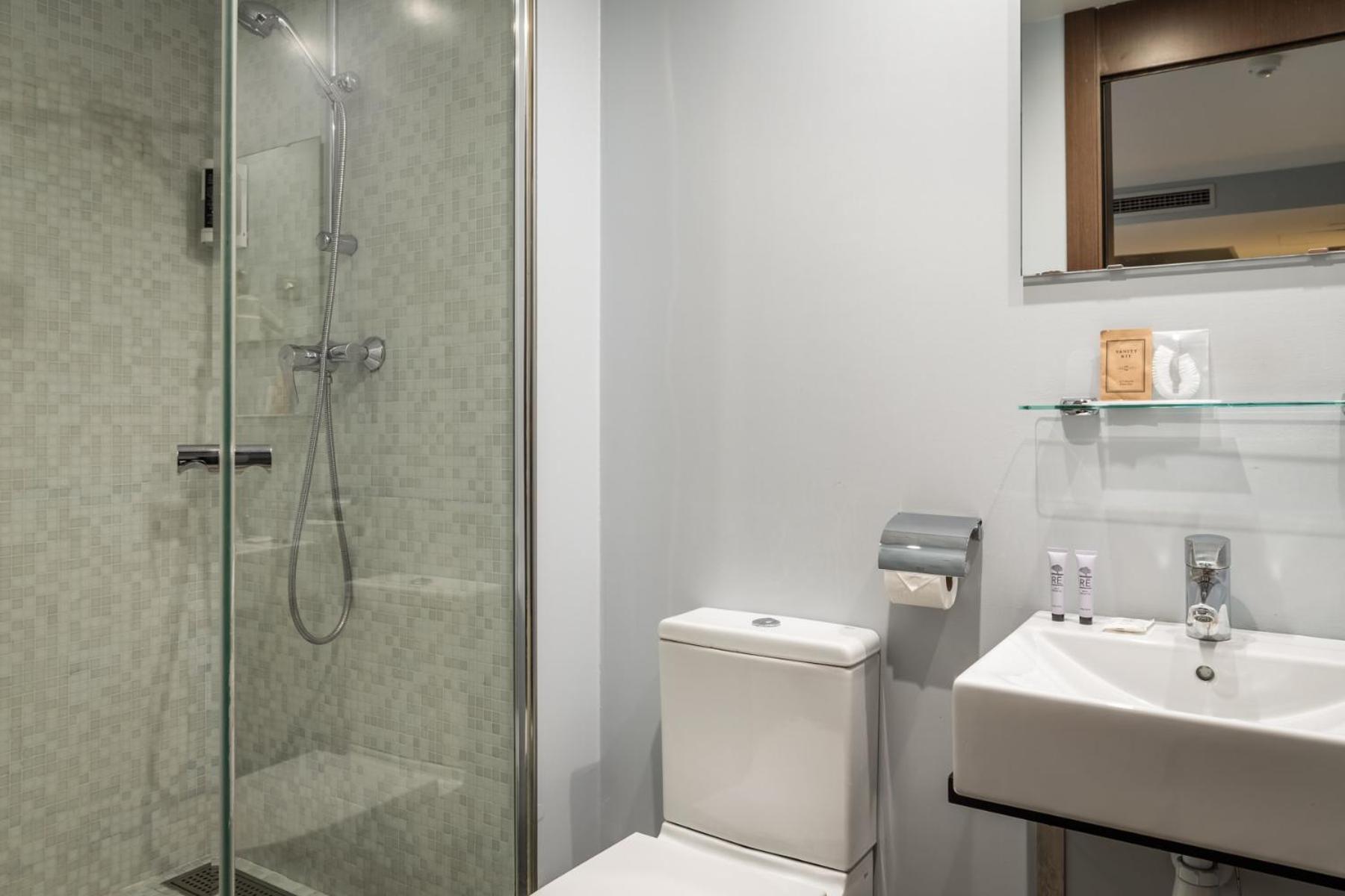 Hotel Madanis Liceo Оспиталет де Лобрегат Екстериор снимка