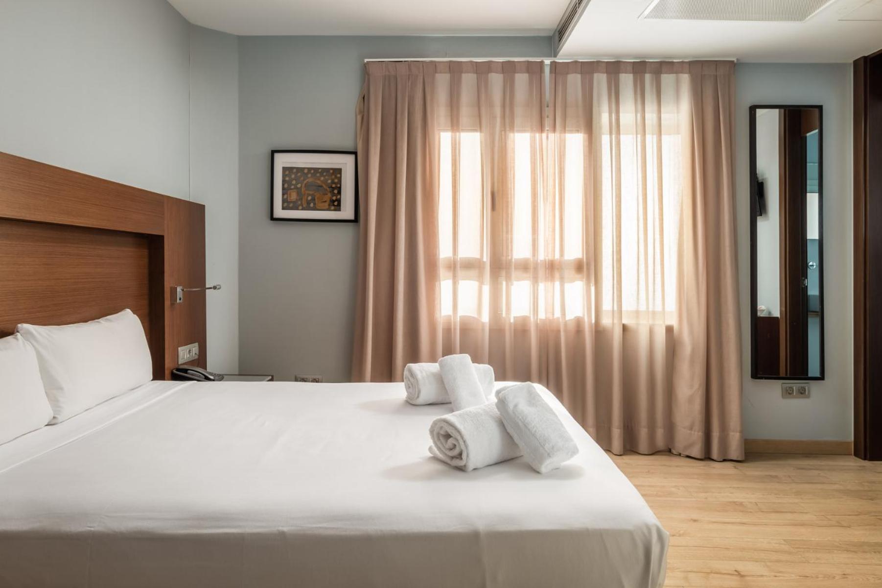 Hotel Madanis Liceo Оспиталет де Лобрегат Екстериор снимка