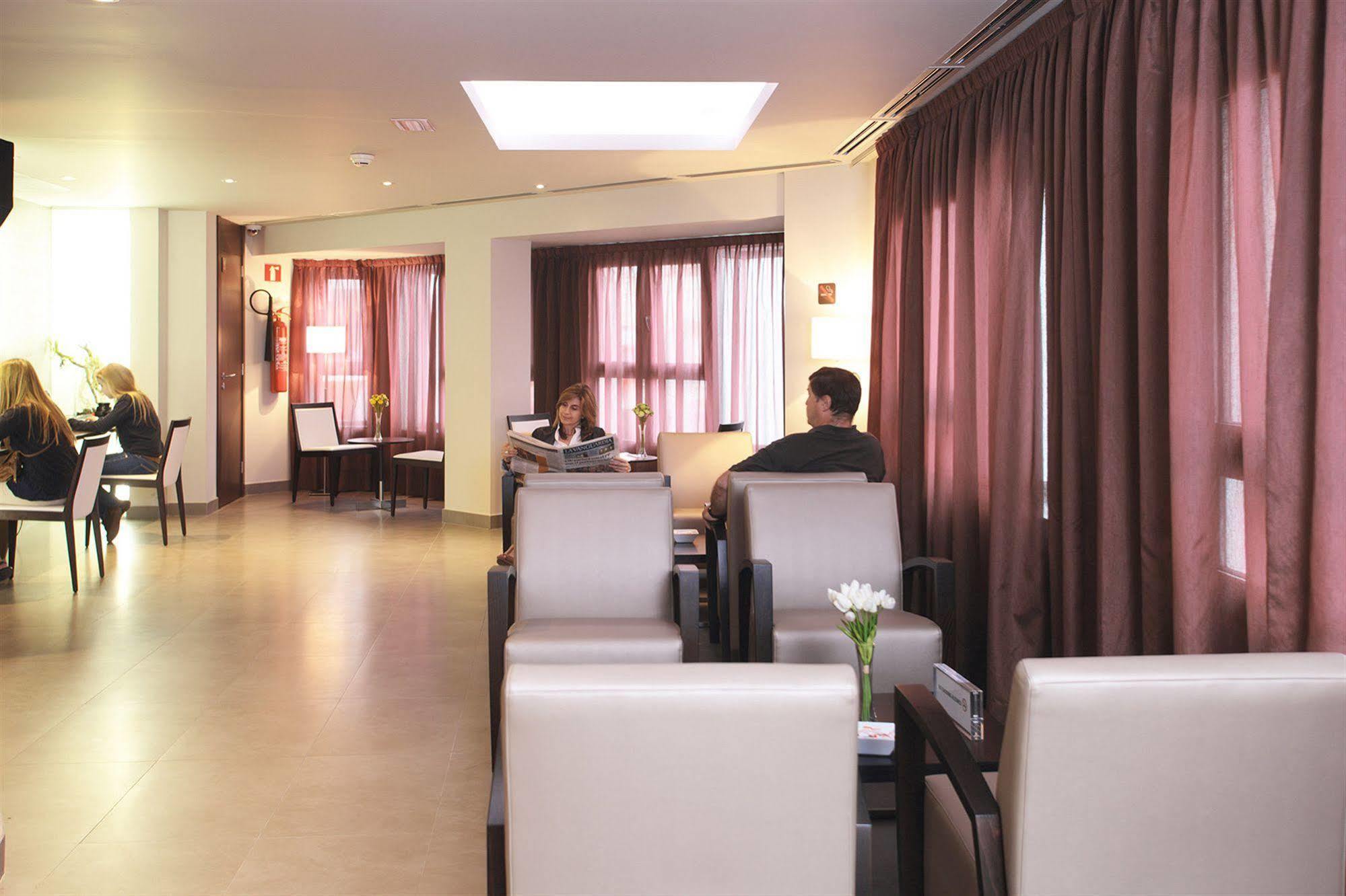 Hotel Madanis Liceo Оспиталет де Лобрегат Екстериор снимка