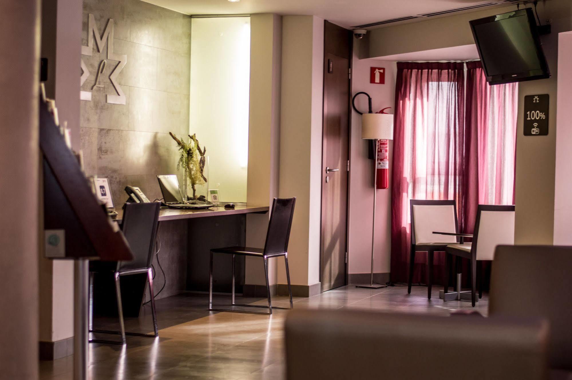 Hotel Madanis Liceo Оспиталет де Лобрегат Екстериор снимка